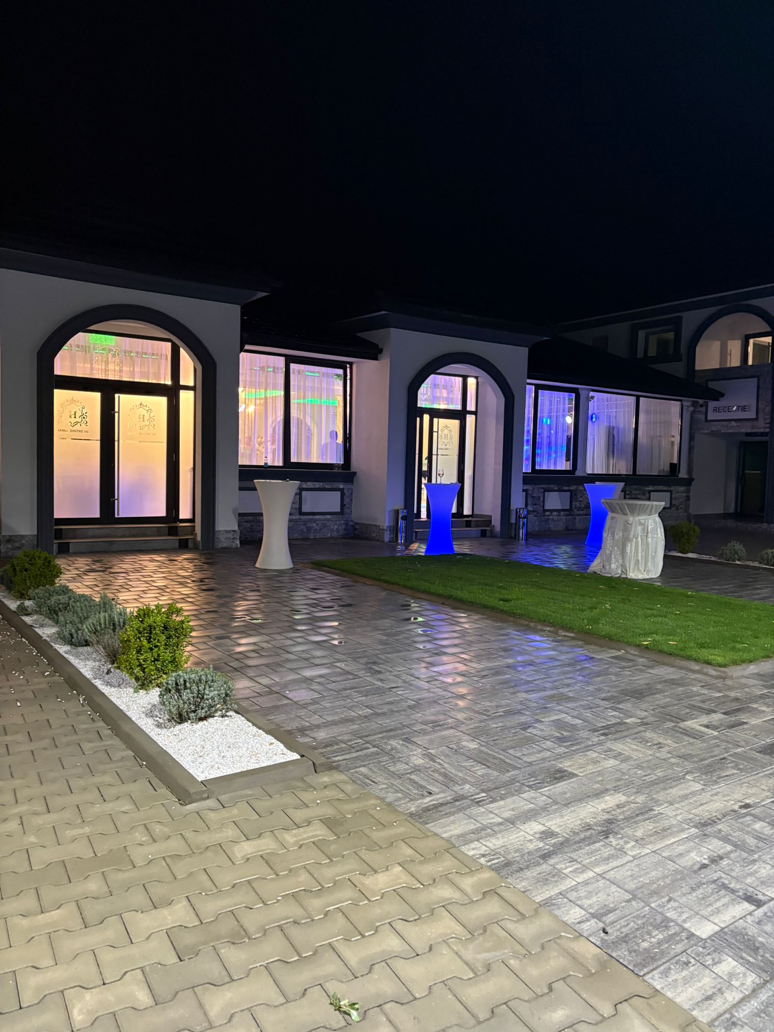 Salon Hanul dintre Vii - 4